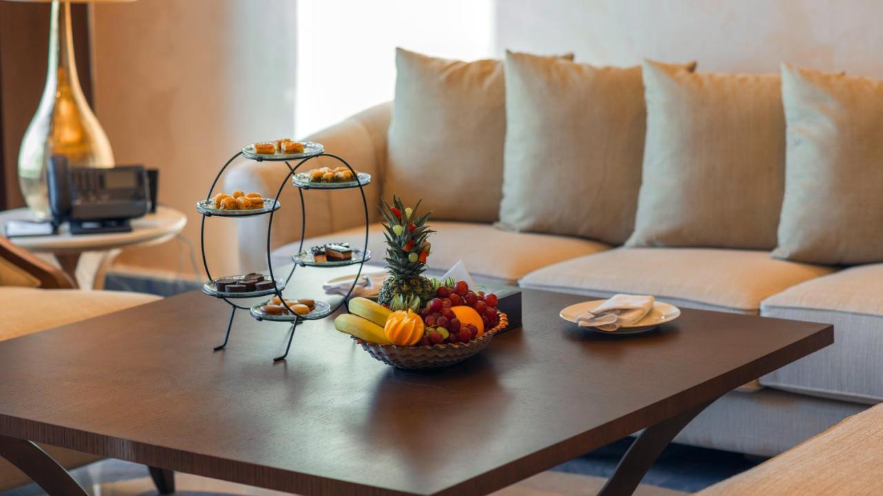 Grand Millennium Gizan Hotel Jizan Exterior photo A coffee table with a fruit bowl