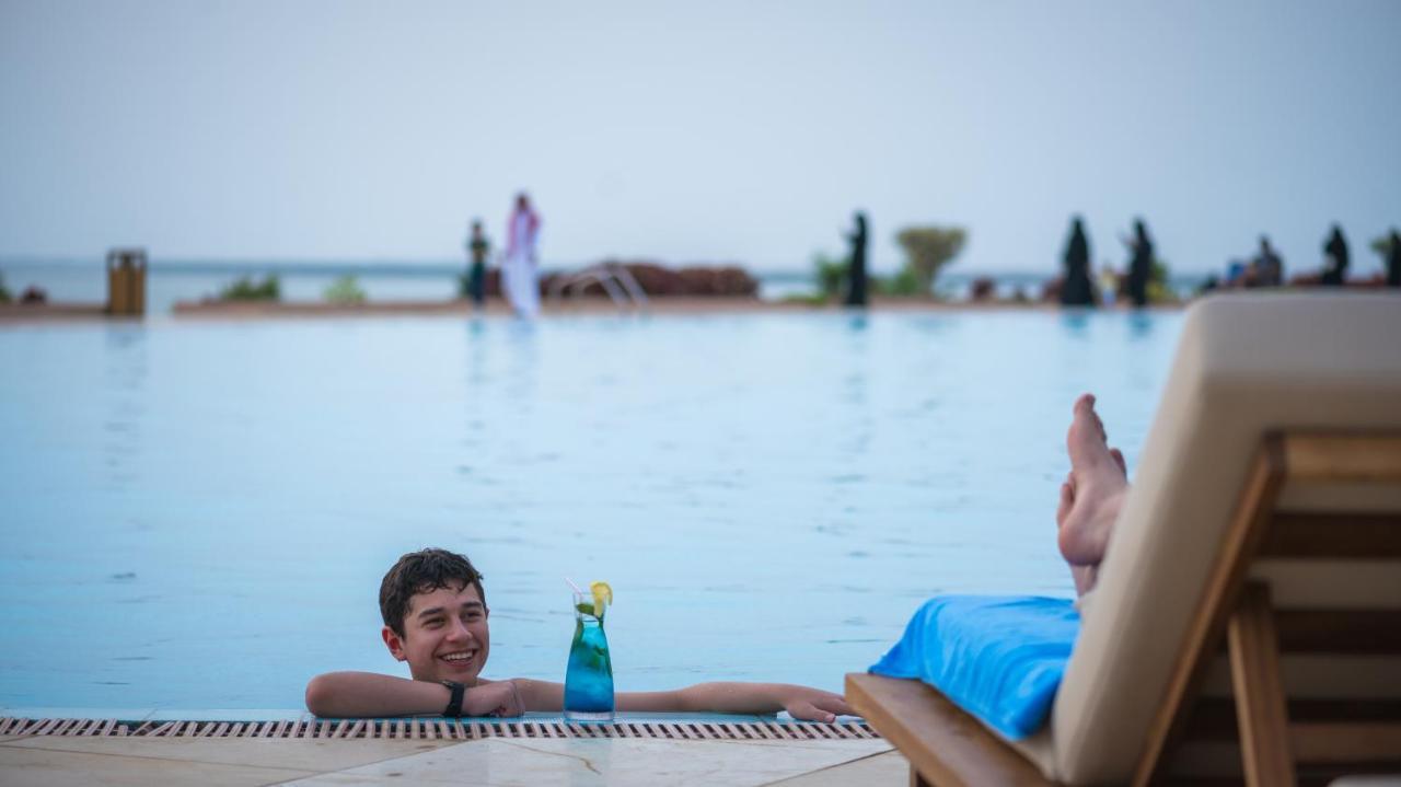 Grand Millennium Gizan Hotel Jizan Exterior photo The pool at the hotel